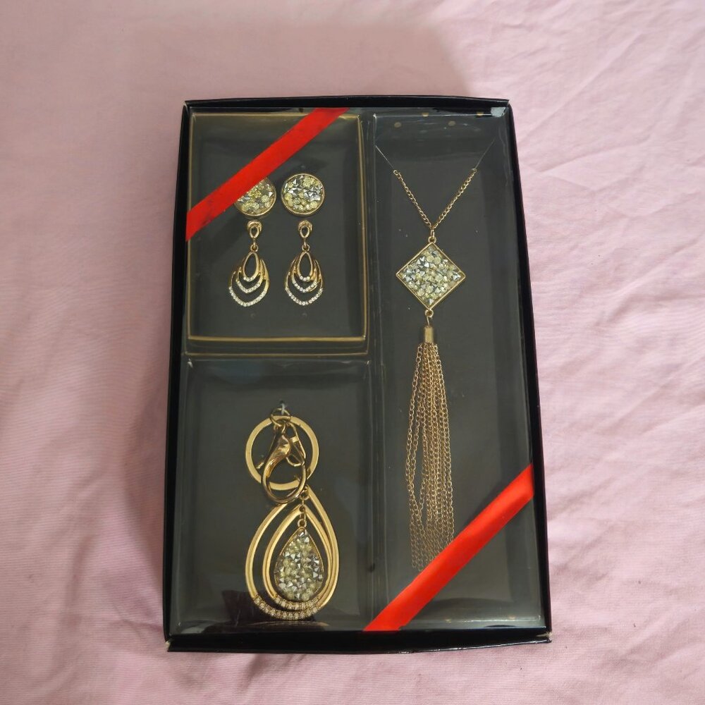 Gold-tone jewelry set